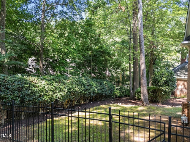 1105 Tazwell Pl, Raleigh, NC 27612 - view of yard
