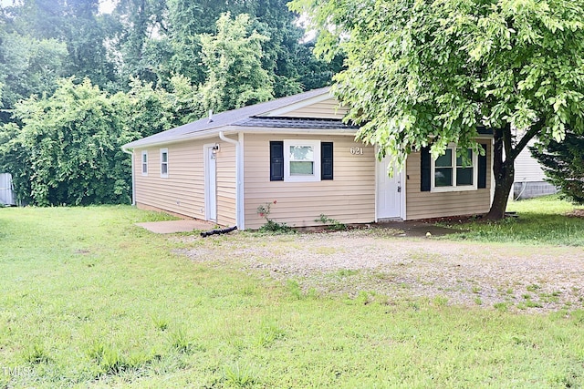 621 Reservoir St, Durham, NC 27703 - bungalow-style home with a front yard and roof with shingles