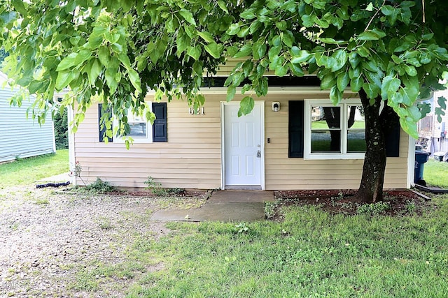 621 Reservoir St, Durham, NC 27703 - entrance to property featuring a yard