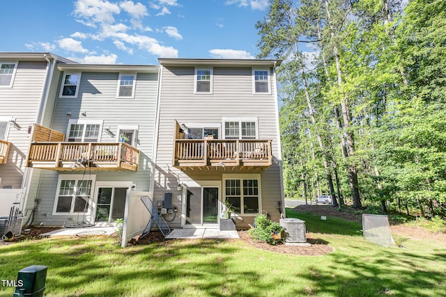 2866 Hunter Woods Dr, Apex, NC 27502 - back of property with a yard