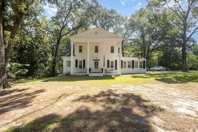 900 Beaman St, Clinton, NC 28328 - greek revival inspired property featuring covered porch and a front yard