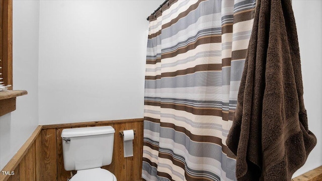 424 Roy Carver Rd, Semora, NC 27343 - full bathroom with wainscoting and curtained shower