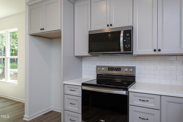 6069 Jones Cir, Sanford, NC 27332 - kitchen featuring stainless steel appliances, tasteful backsplash, wood finished floors, and light countertops