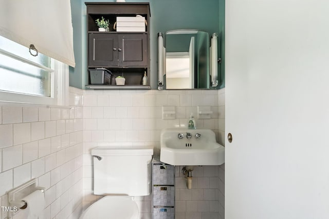1015 S 1st St, Smithfield, NC 27577 - bathroom featuring tile walls and backsplash