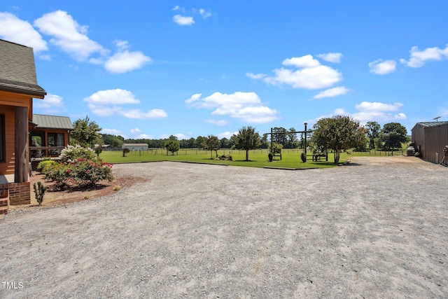 view of yard with driveway