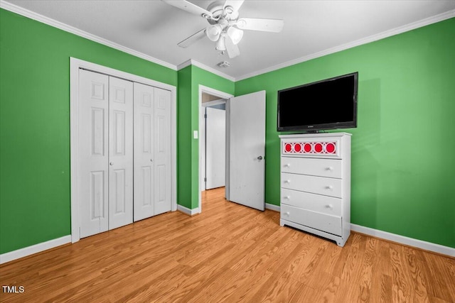 410 W Tenth St, Siler City, NC 27344 - unfurnished bedroom with light wood finished floors, ornamental molding, a closet, and ceiling fan