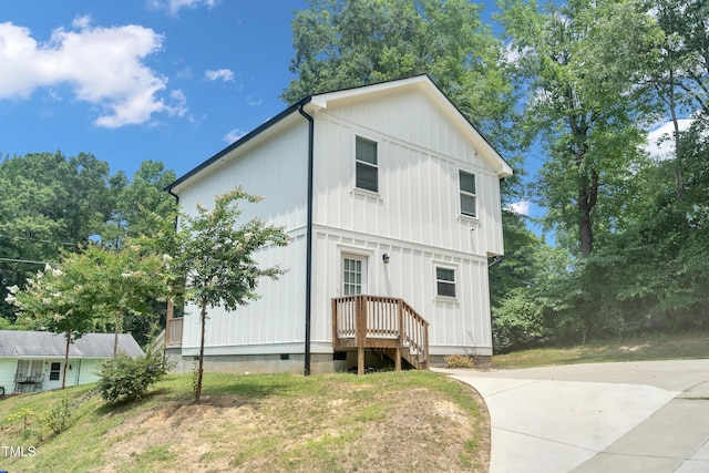 1213 Grant St, Durham, NC 27701 - modern farmhouse style home with crawl space, board and batten siding, and a front yard