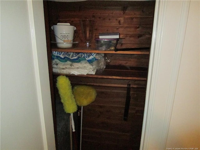 432 Rollingwood Cir, Fayetteville, NC 28305 - detailed view of wood walls