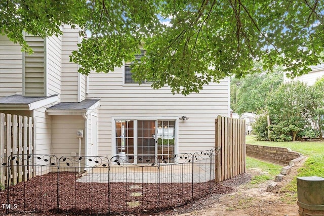 7771 Falcon Rest Cir, Raleigh, NC 27615 - rear view of property with a patio area
