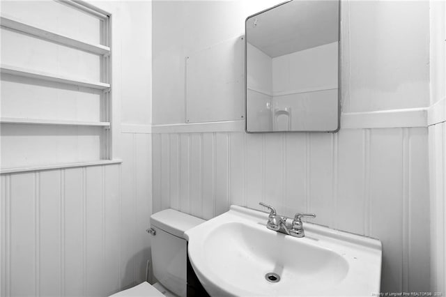 1109 Chesterfield Dr, Fayetteville, NC 28305 - half bath with a decorative wall
