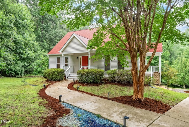 9903 Oak Hollow Rd, Chapel Hill, NC 27516 - view of front facade with covered porch, a front lawn, and a shingled roof