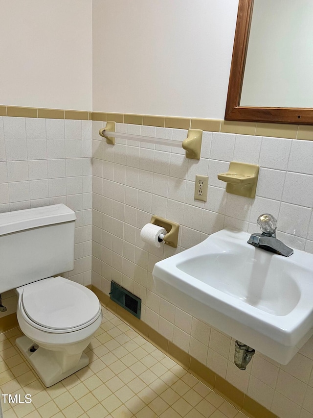 612 Williamsboro St, Oxford, NC 27565 - bathroom featuring tile walls and tile patterned floors