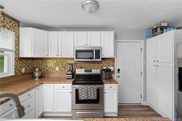 4450 Chesterbrook Dr, Fayetteville, NC 28314 - kitchen featuring stainless steel appliances, white cabinetry, decorative backsplash, and a textured ceiling