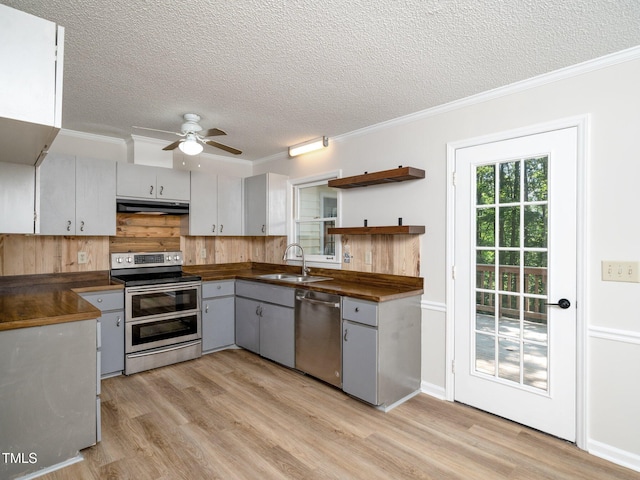 129 Nottingham Ct, Youngsville, NC 27596 - kitchen featuring stainless steel appliances, under cabinet range hood, a textured ceiling, gray cabinets, and ceiling fan