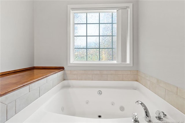 1605 Stanford Ct, Fayetteville, NC 28314 - full bath featuring a tub with jets
