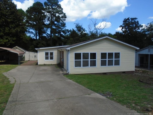 2631 Stonehaven Dr, Fayetteville, NC 28306 - view of front of home with driveway, a front lawn, and crawl space