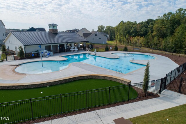 2721 Hunter Woods Dr # 565, Apex, NC 27502 - community pool with a patio area, a hot tub, and a putting area