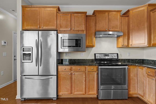 1704 Horne Creek Dr, Durham, NC 27703 - kitchen featuring appliances with stainless steel finishes, under cabinet range hood, crown molding, dark wood-style floors, and dark stone counters