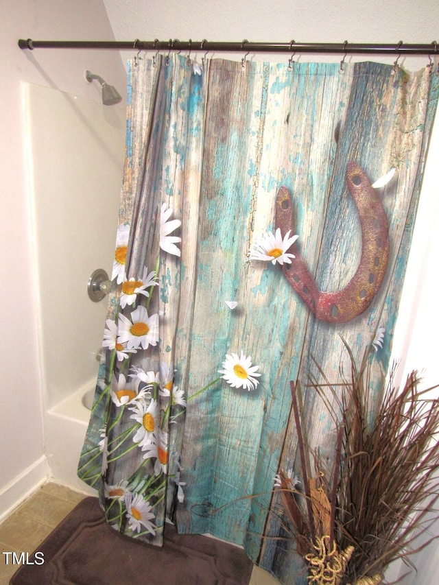 1159 Flemingtown Rd, Henderson, NC 27537 - full bathroom featuring shower / tub combo with curtain and baseboards