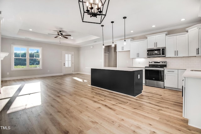 134 Cherrybirch Ln, Zebulon, NC 27597 - kitchen featuring stainless steel appliances, crown molding, a ceiling fan, a kitchen island, and backsplash