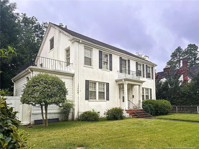 206 E 10th St, Lumberton, NC 28358 - view of front facade with a balcony