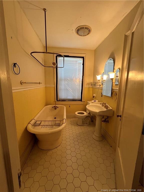 206 E 10th St, Lumberton, NC 28358 - bathroom featuring baseboards