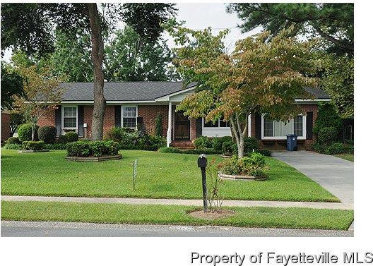 view of front of home featuring driveway and a front lawn