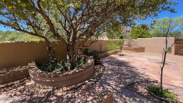 941 Custer Ln, Prescott, AZ 86305 - fenced backyard with a patio