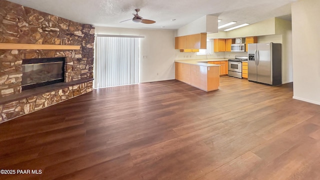 941 Custer Ln, Prescott, AZ 86305 - kitchen with stainless steel appliances, baseboards, a peninsula, a sink, and lofted ceiling
