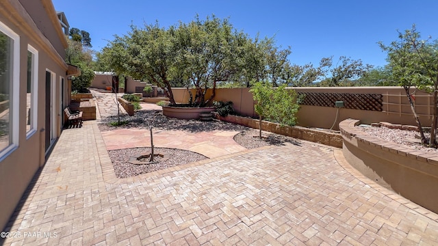 941 Custer Ln, Prescott, AZ 86305 - fenced backyard featuring a patio area