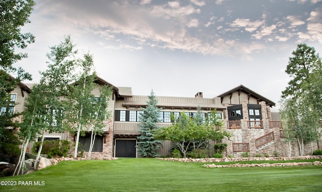 view of front of home with a front lawn