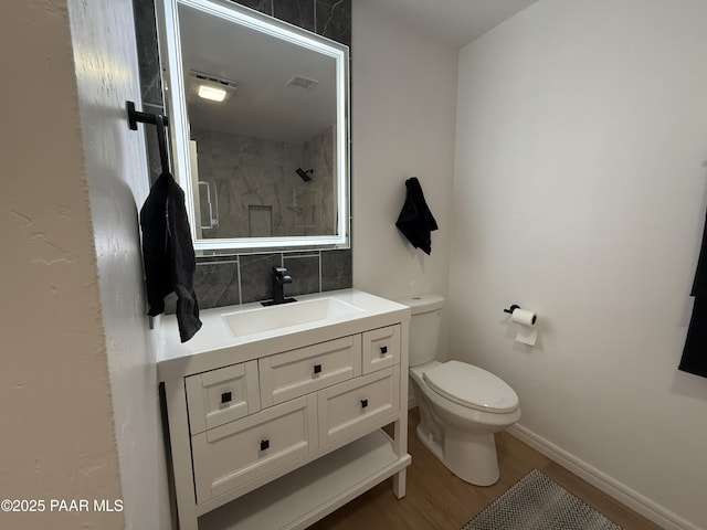 8470 E Sommer Dr, Prescott Valley, AZ 86314 - full bathroom with toilet, wood finished floors, vanity, backsplash, and a shower