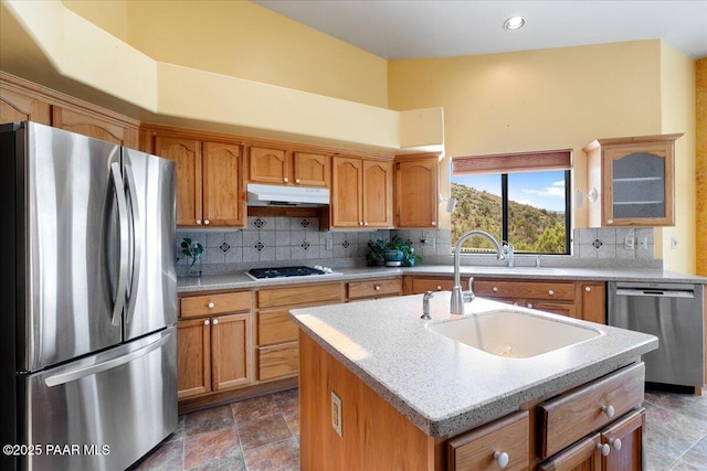 1330 Solar Heights Dr, Prescott, AZ 86303 - kitchen featuring appliances with stainless steel finishes, under cabinet range hood, a sink, backsplash, and a kitchen island with sink
