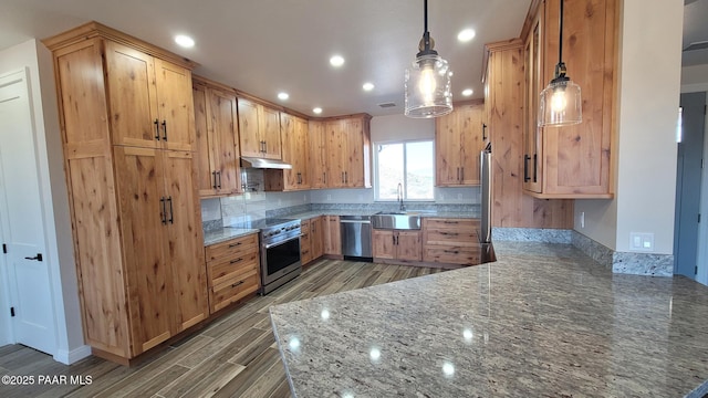 12880 E Brody Trl, Dewey-Humboldt, AZ 86327 - kitchen with stainless steel appliances, under cabinet range hood, a sink, a peninsula, and light stone countertops