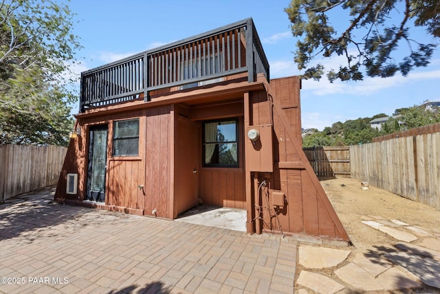 500 Broadview St, Prescott, AZ 86303 - rear view of house featuring a fenced backyard, a balcony, and a patio