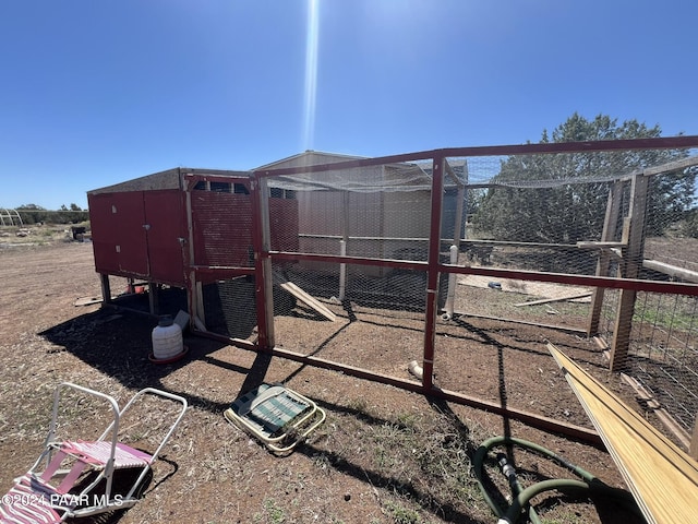 view of yard with an outbuilding