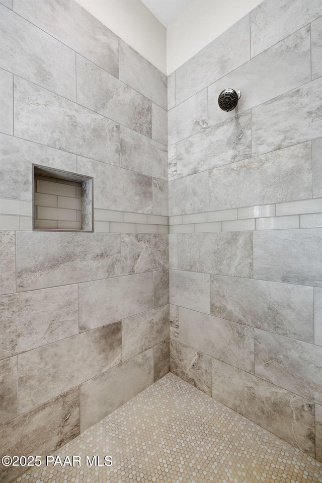 room details featuring a tile shower