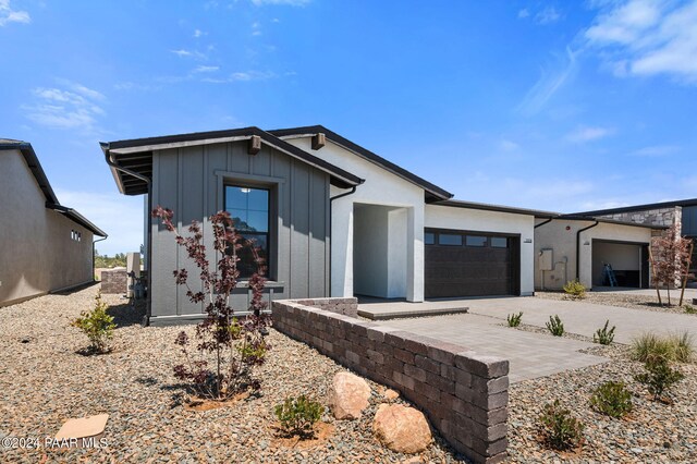 view of front facade featuring a garage