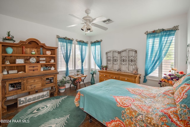 bedroom with ceiling fan