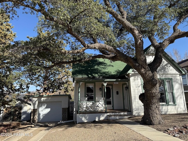 view of front facade with covered porch and driveway