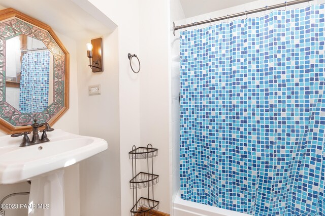 bathroom with shower / bath combo with shower curtain