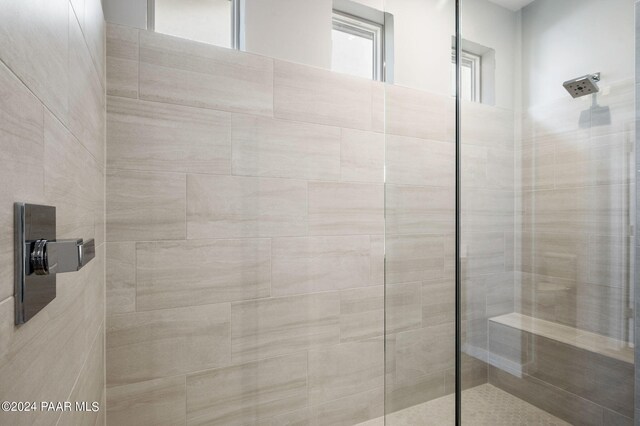 bathroom featuring tiled shower