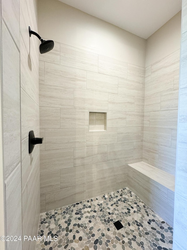 bathroom featuring tiled shower