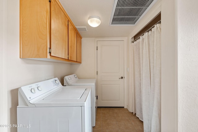 washroom with washer and clothes dryer, visible vents, and light tile patterned floors