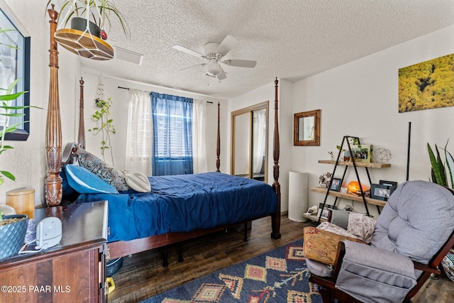 969 S Saguaro Dr, Wickenburg, AZ 85390 - bedroom featuring wood finished floors, a textured ceiling, a ceiling fan, and a closet