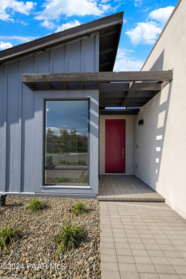 property entrance with stucco siding