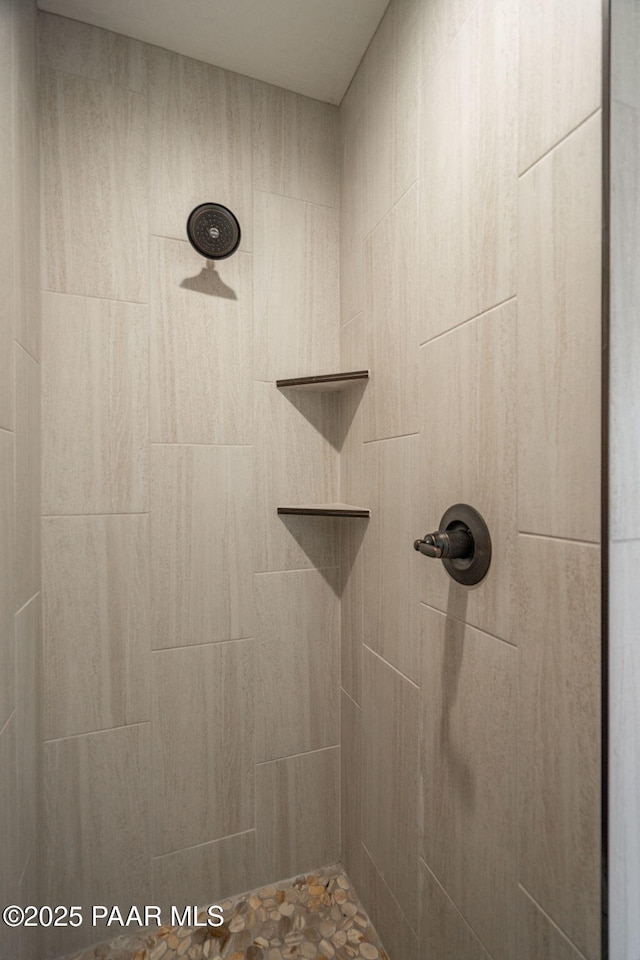 bathroom featuring tiled shower