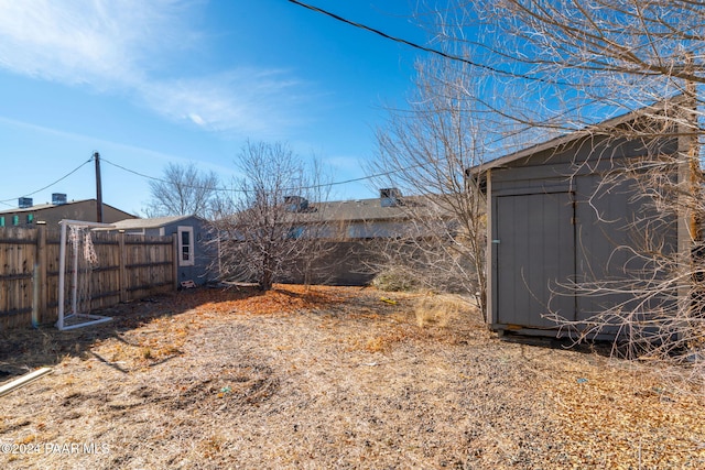 view of yard with a storage shed