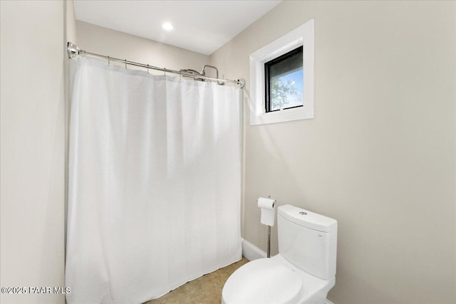 122 N Willow St, Prescott, AZ 86305 - bathroom featuring toilet, a shower with shower curtain, recessed lighting, and baseboards