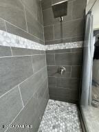 bathroom featuring a tile shower